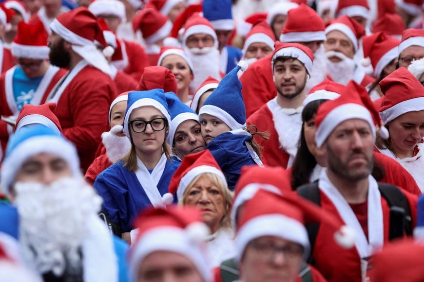 Runners dressed as Santa Claus gather to take part in the annual 5km Santa Dash in Liverpool, Britain, December 7, 2025. REUTERS/Temilade Adelaja     TPX IMAGES OF THE DAY