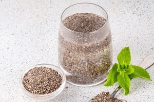 Tras remojarlas en agua o líquido, las semillas liberan un gel espeso conocido como mucílago.