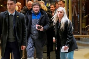 Milei sorprendió con mameluco de YPF en su llegada a Oslo para el Nobel de la Paz. Foto: Cornelius Poppe / NTB / REUTERS.