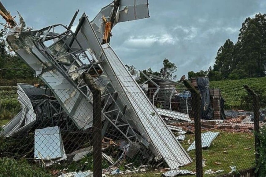 Fuertes vientos dañaron techos y edificios en Alfredo Chaves, distrito de Flores da Cunha - Soldado Lucas Oliveira/ASCOM/Defensa Civil RS/ND Mais