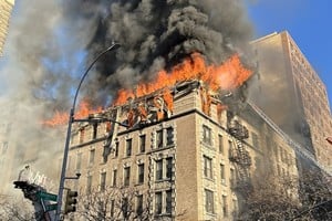 Las llamas y el humo dañaron el último piso y parte del techo del edificio en Manhattan.