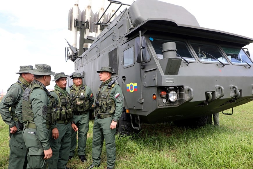 (251111) -- CARACAS, 11 noviembre, 2025 (Xinhua) -- Imagen proveída por el Ministerio para la Defensa de Venezuela del ministro del Poder Popular para la Defensa venezolano, Vladimir Padrino López (d), participando en los ejercicios militares, en la Base Aérea Generalísimo Francisco de Miranda, en Caracas, Venezuela, el 11 de noviembre de 2025. La Fuerza Armada Nacional Bolivariana de Venezuela inició una "fase superior" de los ejercicios militares denominados Plan Independencia 200, informó el martes Padrino. (Xinhua/Ministerio para la Defensa de Venezuela) (ms) (jg) (ra) (ce)