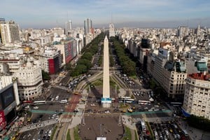 (250514) -- BUENOS AIRES, 14 mayo, 2025 (Xinhua) -- Imagen tomada con un dron el 13 de mayo de 2025 de una vista del Obelisco, en la ciudad de Buenos Aires, capital de Argentina. El emblemático Obelisco de la ciudad de Buenos Aires, construido en 1936 para recordar el cuarto centenario de la fundación de la capital argentina, renovó recientemente su mirador para que vecinos y turistas puedan disfrutar de vistas únicas y sentir cómo late una urbe cosmopolita(Xinhua/Ezequiel Putruele) (mz) (ah) (ra) (ce)