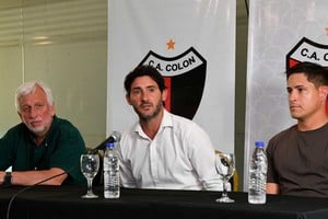 Alonso acompañando la presentación de Colotto. También estuvo Medrán. Foto: Manuel Fabatía