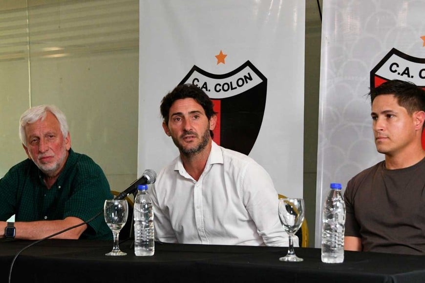 Alonso acompañando la presentación de Colotto. También estuvo Medrán. Foto: Manuel Fabatía