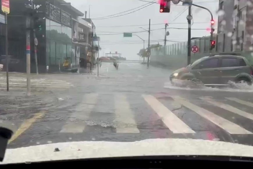 El centro de Florianópolis, capital del estado de Santa Catarina, tiene calles inundadas en la mañana de este martes.
Foto: Comunicado de prensa/ND Mais