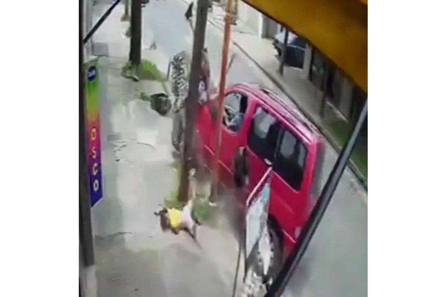 El impacto los arrojó sobre la vereda y el vehículo se detuvo al chocar contra un árbol.