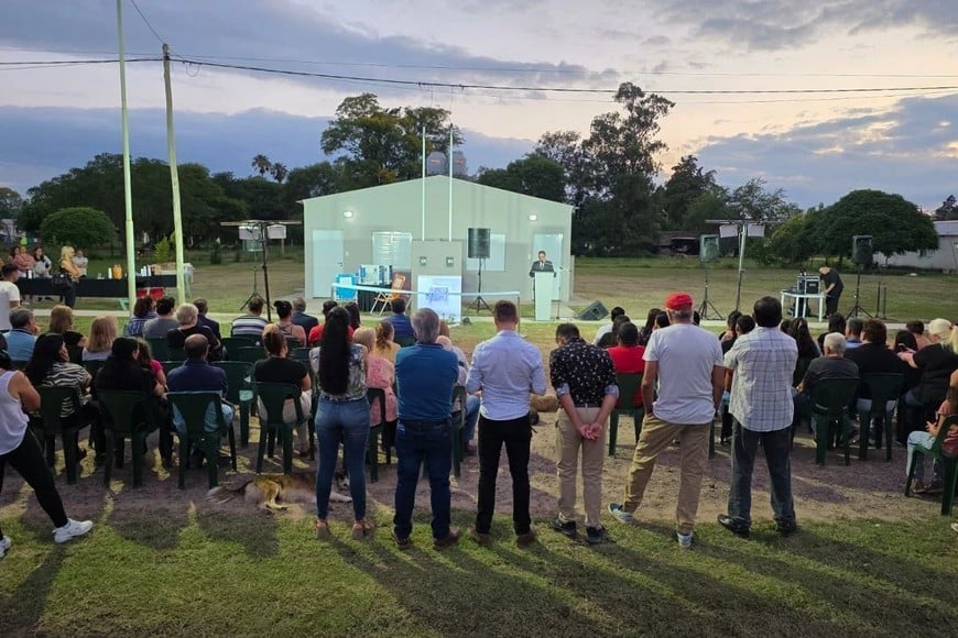 Las familias recibieron las llaves, la documentación y presentes alusivos.