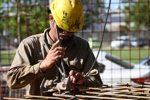 La construcción muestra tímidos signos de recuperación, mientras la industria sigue en caída, reflejando la compleja realidad económica del país. Foto: Archivo / Flavia Raina.