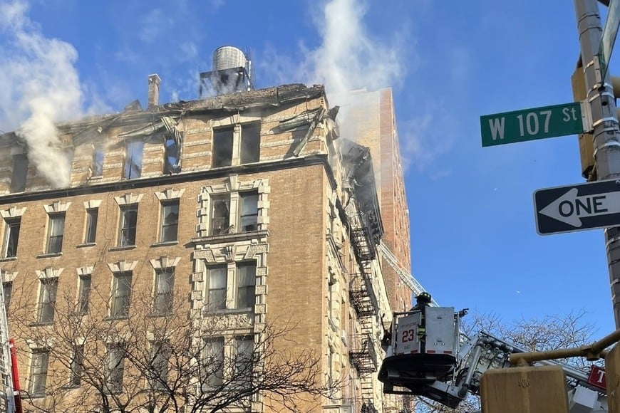 El agua congelada en calles y veredas complicó el operativo y la evacuación de vecinos.