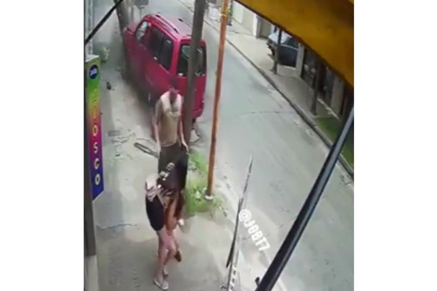 El accidente, registrado por una cámara de seguridad