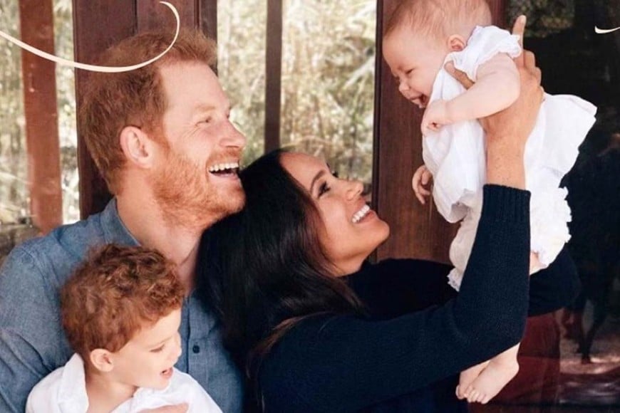 El príncipe Harry junto a Meghan y sus hijos Lilibet y Archie.