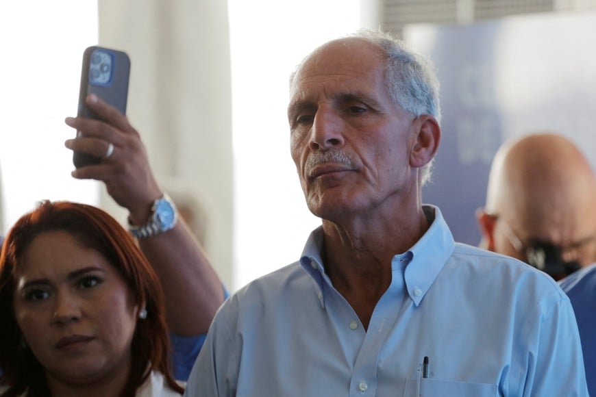 Presidential candidate Nasry Asfura of the National Party of Honduras holds a press conference after the general election, in Tegucigalpa, Honduras, December 1, 2025. REUTERS/Leonel Estrada