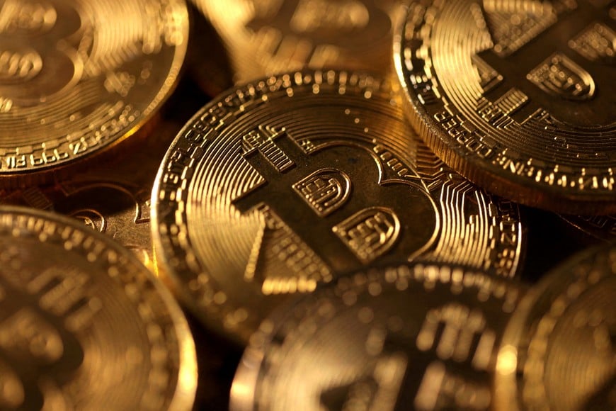 FILE PHOTO: Representations of cryptocurrency bitcoin are seen in this illustration taken November 25, 2024. REUTERS/Dado Ruvic/Illustration/File Photo