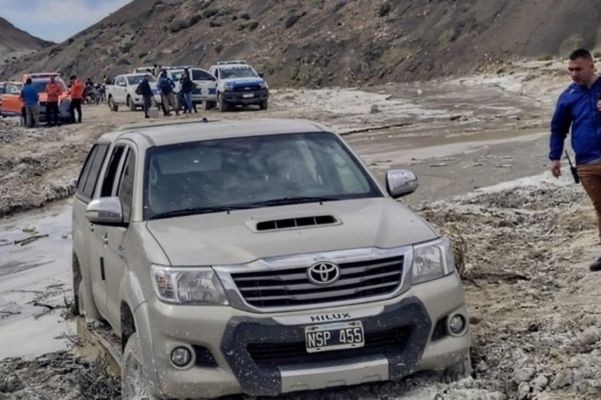 Salieron a bordo de una camioneta Toyota Hilux color champagne,