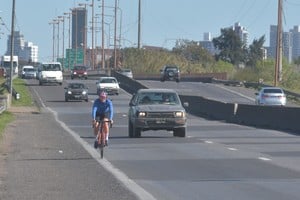 La ruta nacional 168 contiene tránsito internacional que pasa por Santa Fe, y los ciclistas no tienen una vía alternativa.

Mauricio Garín (archivo).