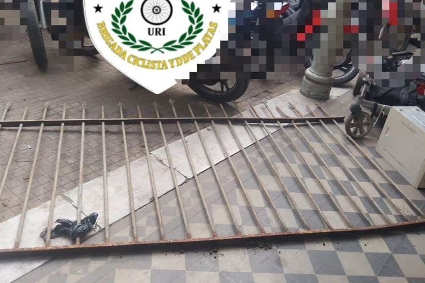 Insólito robo de una reja en la ciclovía de Vélez Sarsfield. Foto: Gentileza