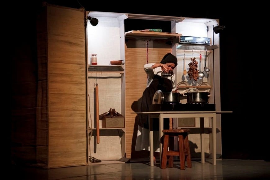 Sandra Pasini: La cocina, las canciones y la radio antigua (a la derecha) que traduce al idioma de cada país los textos centrales de lo que se canta en italiano (y otras lenguas). Foto: Gentileza Diego Pratto