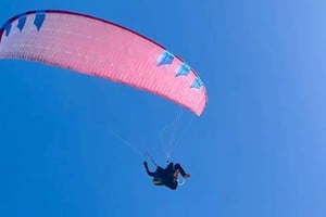 Un paracaidista cayó en una avenida de CDMX y sufrió un inesperado aterrizaje.