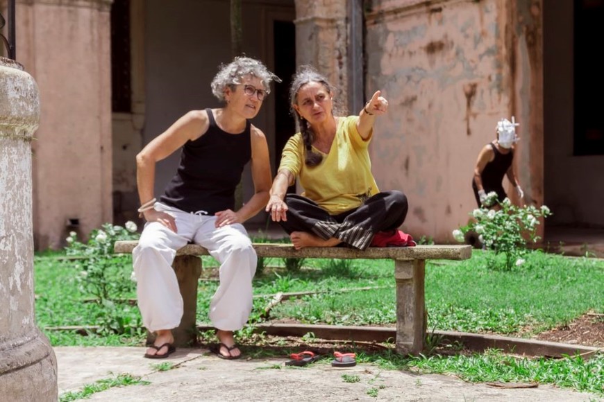 Sandra Pasini: Antonella Diana (artista plástica y escenógrafa) y Sandra, fundadoras en 1989 del Teatro di Sfera Om (hoy Teatret OM). Foto: Gentileza Diego Pratto