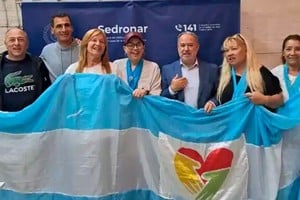 Sergio Appa junto a Roberto Moro, madres territoriales y otros directivos de la Sedronar. Foto: Gentileza.