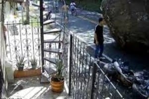 Una  roca gigante destrozó la moto y los conductores se salvaron por centímetros.