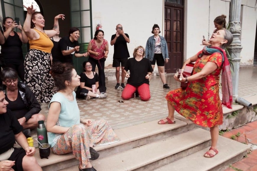Sandra Pasini: Compartiendo algunas canciones, en el final del seminario dictado en Santa Fe. Foto: Gentileza Diego Pratto