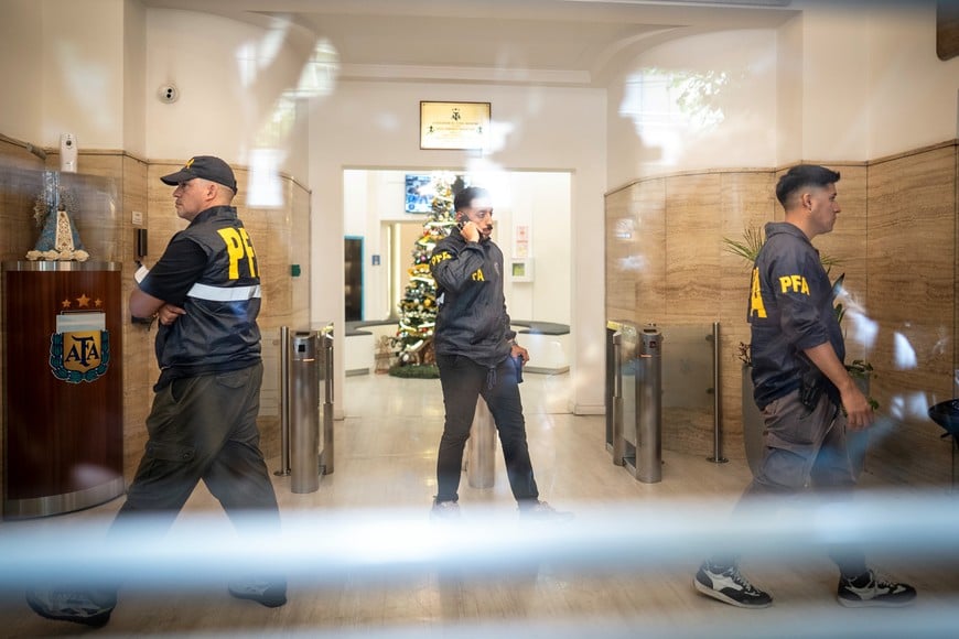 (251209) -- BUENOS AIRES, 9 diciembre, 2025 (Xinhua) -- Miembros de la Policía Federal Argentina realizan un allanamiento en la sede de la Asociación del Fútbol Argentino (AFA), en la ciudad de Buenos Aires, capital de Argentina, el 9 de diciembre de 2025. (Xinhua/Martín Zabala) (mz) (oa) (ah) (vf)