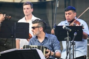 Danilo Cernotto al frente de la Orquesta Típica La Biandunga. Foto: Gentileza UNL