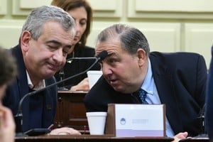 Los intendentes Pablo Javkin y Juan Pablo Poletti, en la reunión de la Comisión de Régimen Municipal durante la convención reformadora. Crédito: Manuel Fabatía.
