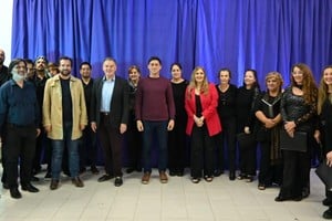 ierre del Seminario “Cantar con estilo”, junto al intendente Miguel Weiss Ackerley, el senador Paco Garibaldi y el maestro Philip Salmon. Foto: Gentileza ACMST