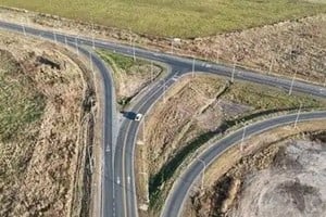 Ruta 90 cruce con el acceso a la localidad de Labordeboy.