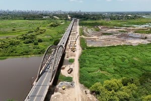 Colocaron la primera viga en el nuevo Puente Carretero. Foto: Fernando Nicola