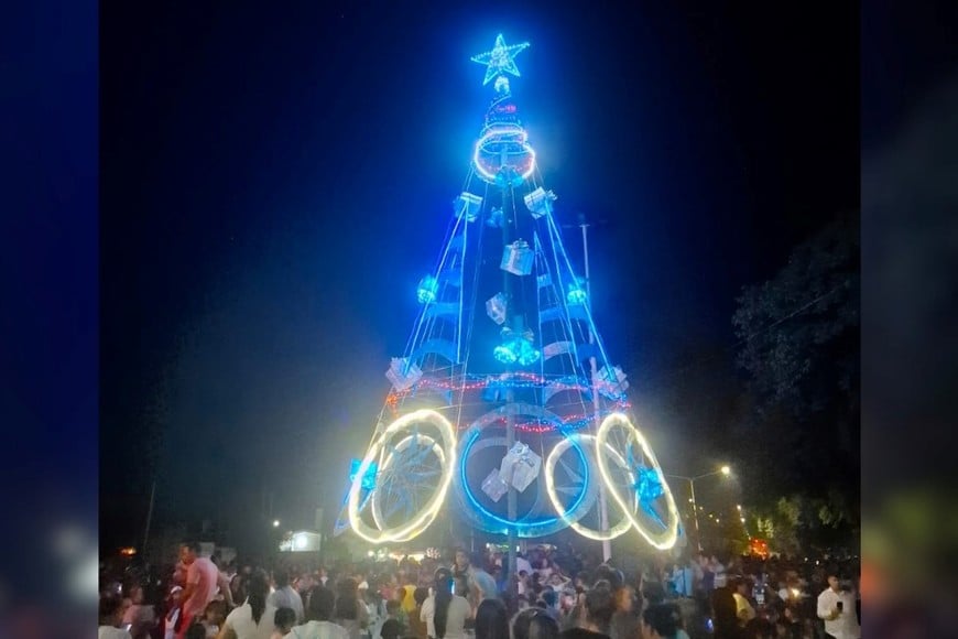 Los sanjavierinos junto a su árbol.