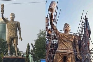 La escultura mide unos 21 metros y está fabricada en fibra de vidrio.