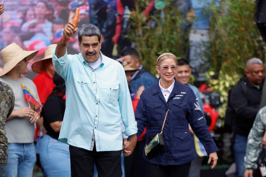 (251211) -- CARACAS, 11 diciembre, 2025 (Xinhua) -- Imagen del 10 de diciembre de 2025 del presidente venezolano, Nicolás Maduro (i-frente), participando en una marcha junto a la primera dama venezolana, Cilia Flores (d-frente), en Caracas, Venezuela. Maduro exigió el miércoles a Estados Unidos el cese del intervencionismo en la nación sudamericana y en América Latina y el Caribe. (Xinhua/Str) (ms) (rtg) (ra) (vf)