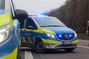 Creyeron que era una conductora distraída, pero descubrieron a un bebé al volante.