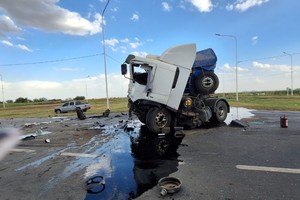 El camión sufrió daños materiales de consideración.