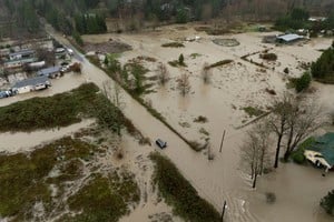 Una vista de dron muestra un vehículo varado en un área inundada por el río Wallace, en Gold Bar, Washington. Crédito: REUTERS/David Ryder