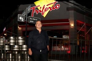 Carlos Fertonani celebró la vuelta de Triferto a la esquina histórica de Boulevard. Foto: Manuel Fabatia