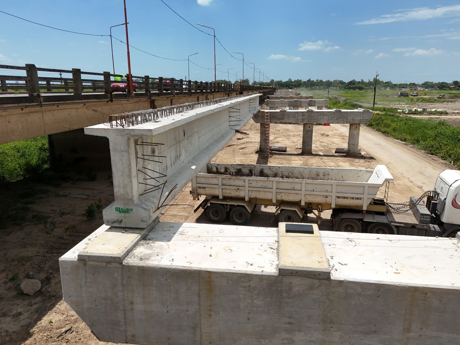 Colocaron la primera viga en el nuevo Puente Carretero.