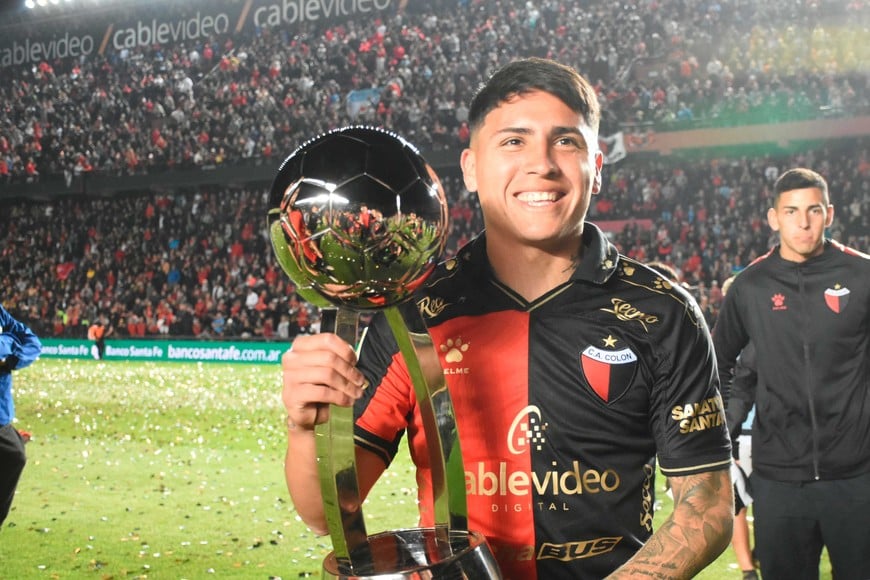 El pibe de oro con la Copa del 2021. Farías dejó el club para jugar en la MLS.