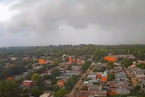 Nubes oscuras avanzaron sobre barrio Los Troncos en minutos, antes de la lluvia intensa.