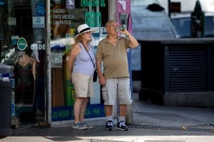 Las precauciones son importantes para evitar los efectos adversos del calor extremo. Las poblaciones más vulnerables son niños y niñas de corta edad, personas mayores o con alguna enfermedad preexistente. Foto: Xinhua.