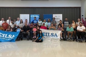CILSA y La Iglesia de Jesucristo entregan sillas de ruedas en Rosario.