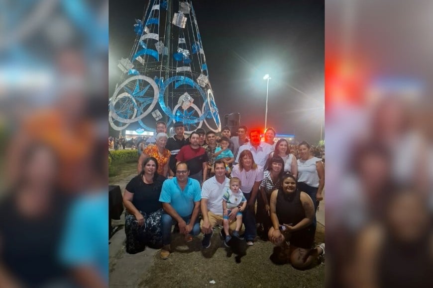 Los sanjavierinos junto a su árbol.