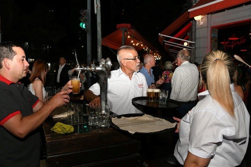 El liso bien frío, emblema de la tradición cervecera local, vuelve a ser protagonista en la nueva etapa.