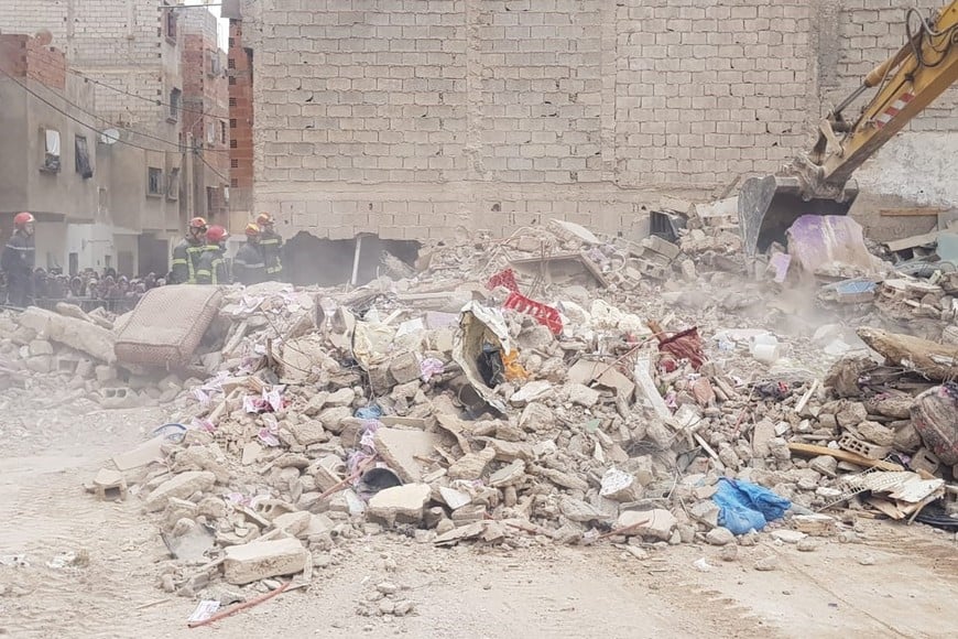 (251210) -- FEZ, 10 diciembre, 2025 (Xinhua) -- Rescatistas trabajan en el sitio donde dos edificios colapsaron, en la ciudad de Fez, Marruecos, el 10 de diciembre de 2025. Al menos 19 personas murieron y otras 16 resultaron heridas tras colapsar dos edificios en la ciudad de Fez, Marruecos, en la madrugada del miércoles, según informó la agencia estatal de noticias. (Xinhua/Saouri Aissa) (ah) (ra) (vf)