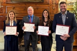El Dr. Felice recibiendo su Diploma junto a la Dra. Cecilia María Haddad, Dra. Cynthia Costa, Coordinadora del Departamento Legal de OSPAT y el Dr. Gonzalo Rodríguez, Gerente Regional de Santa Fe en OSPAT.