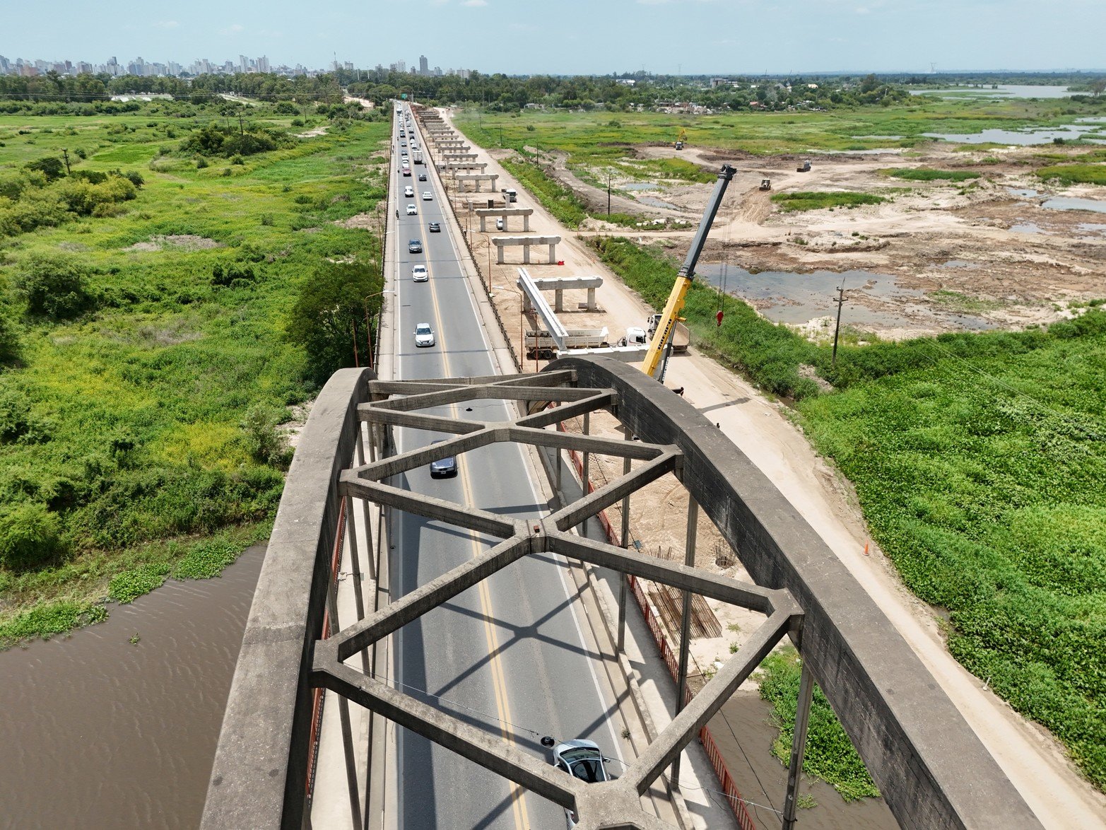 Colocaron la primera viga en el nuevo Puente Carretero. Foto: Fernando Nicola